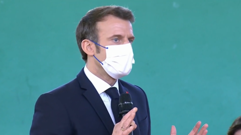 Emmanuel Macron a échangé avec une soixantaine de jeunes sur le thème « jeunesse et ruralité », le 24 janvier 2022 dans la Creuse. © Capture d’écran/Twitter @Élysée